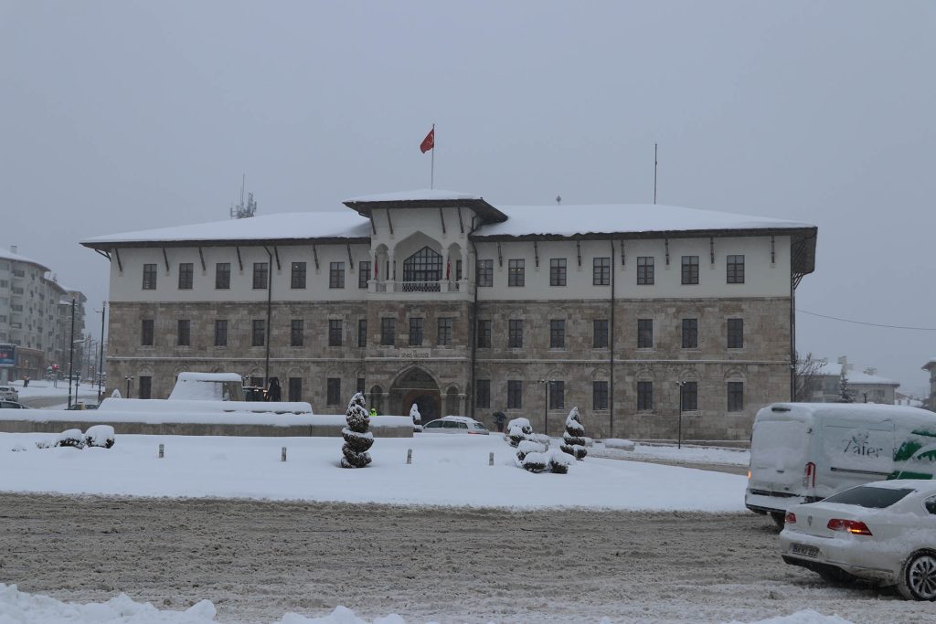 Sivas’ta Kar Masalı: Cumhuriyet Meydanı Beyaza Büründü, Kentte Nostaljik Kış Manzaraları Oluştu AW626476 01 | Gündem Sivas™ Haber