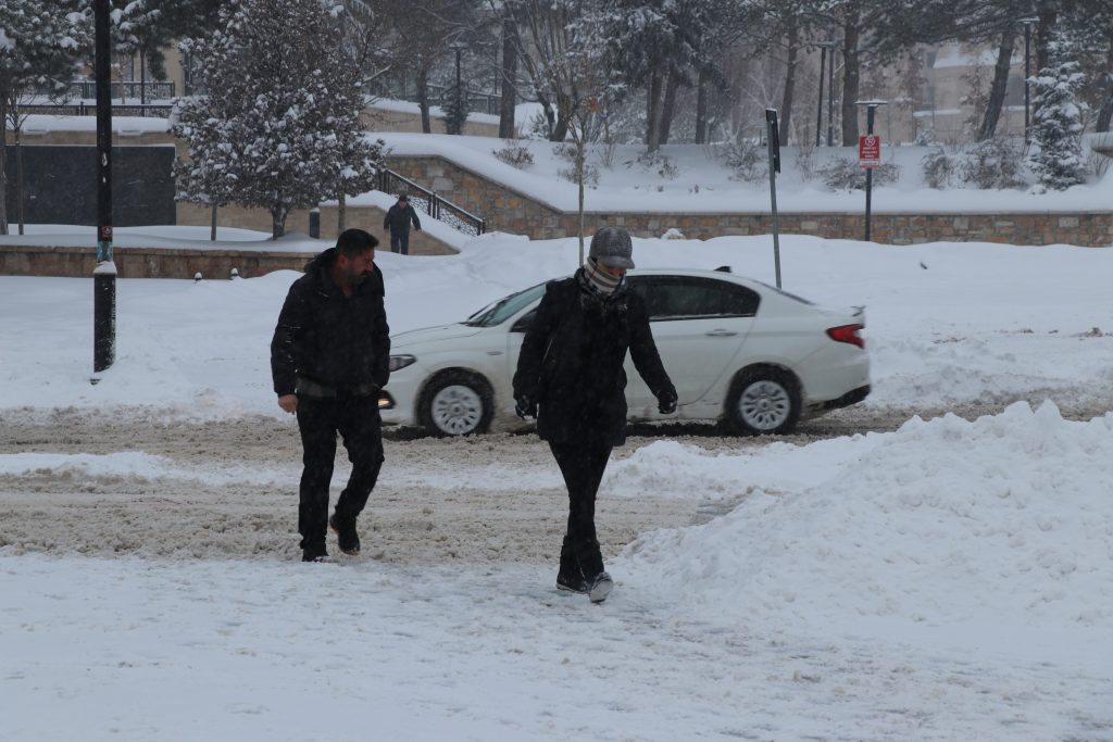 Sivas’ta Kar Masalı: Cumhuriyet Meydanı Beyaza Büründü, Kentte Nostaljik Kış Manzaraları Oluştu AW626476 02 1 | Gündem Sivas™ Haber