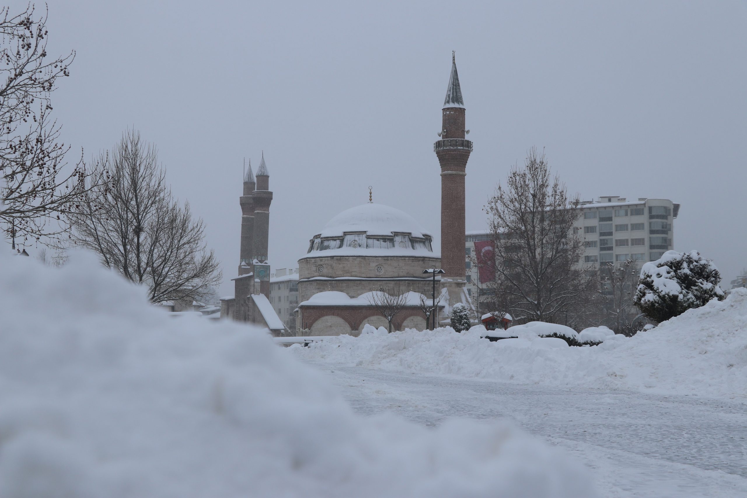 Sivas’ta Kar Masalı: Cumhuriyet Meydanı Beyaza Büründü, Kentte Nostaljik Kış Manzaraları Oluştu