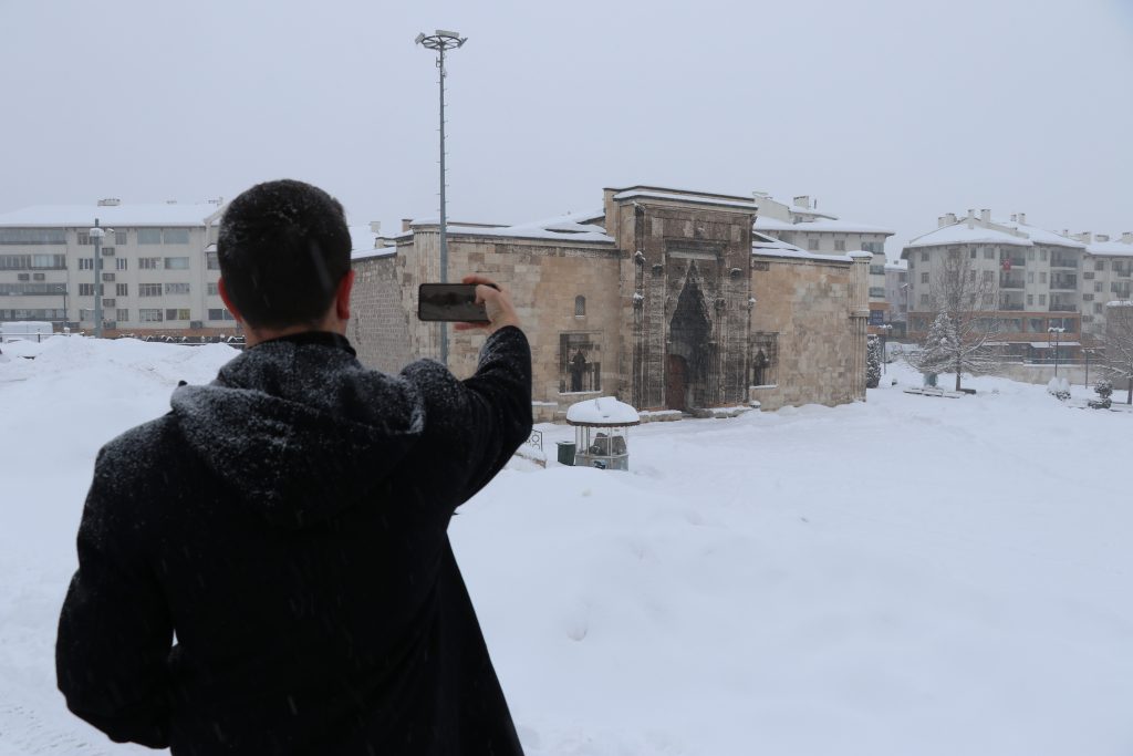 Sivas’ta Kar Masalı: Cumhuriyet Meydanı Beyaza Büründü, Kentte Nostaljik Kış Manzaraları Oluştu AW626476 05 | Gündem Sivas™ Haber