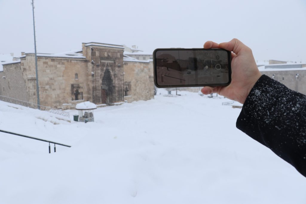 Sivas’ta Kar Masalı: Cumhuriyet Meydanı Beyaza Büründü, Kentte Nostaljik Kış Manzaraları Oluştu AW626476 06 | Gündem Sivas™ Haber