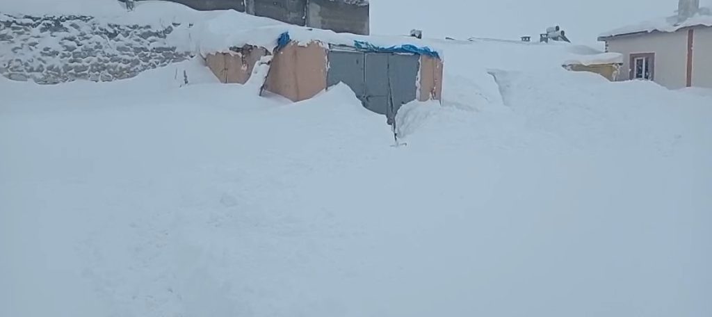 Sivas’ta 3 Metrelik Kar Esareti: Ahır Kapısını Bulmak İçin 2 Saat Kürek Salladı AW626680 01 1 | Gündem Sivas™ Haber