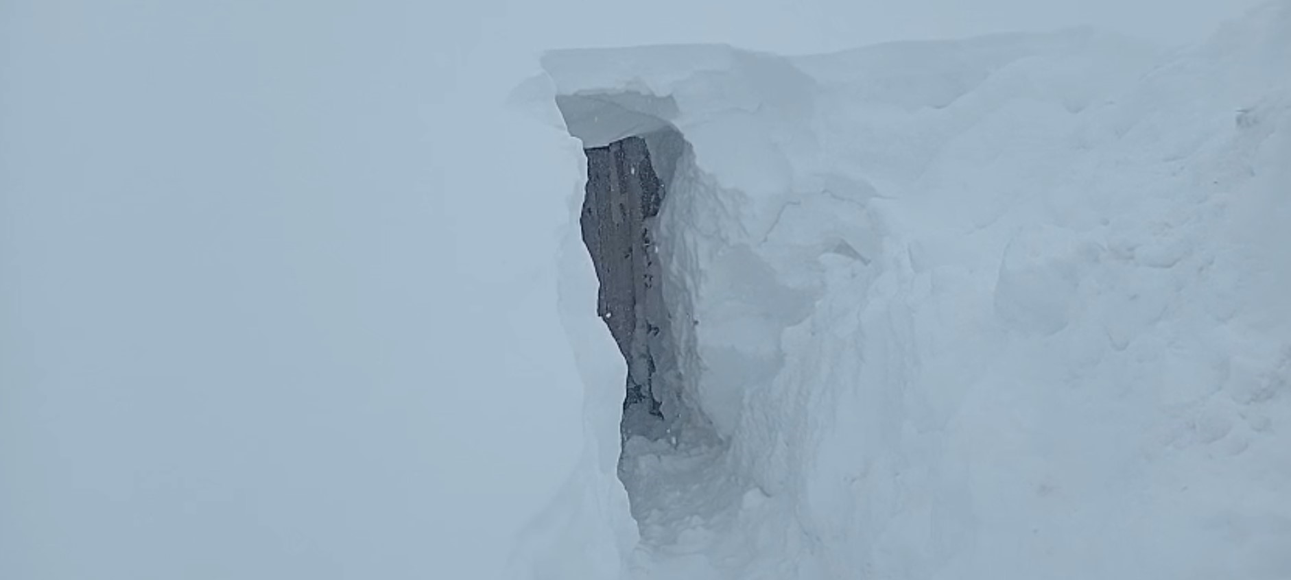 Sivas’ta 3 Metrelik Kar Esareti: Ahır Kapısını Bulmak İçin 2 Saat Kürek Salladı