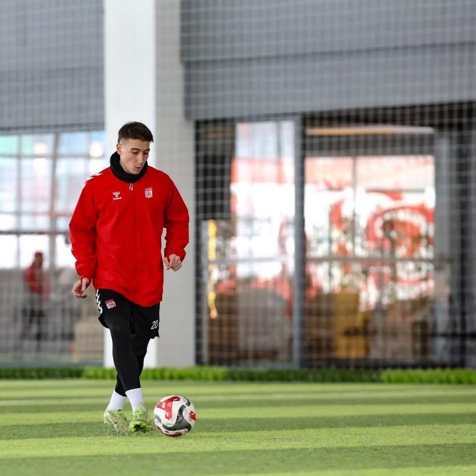 Kar Altında Hazırlık: Özbelsan Sivasspor, Amed Maçı Öncesi Tempo Yükseltti AW627021 01 | Gündem Sivas™ Haber