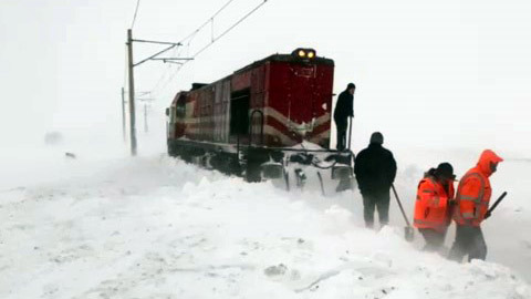 Sivas’ta Son 50 Yılın En Sert Kışı: Kar Ulaşımı Felç Etti, Trenler Küreklerle Yol Aldı Sivas’ta Son 50 Yılın En Sert Kışı: Kar Ulaşımı Felç Etti, Trenler Küreklerle Yol Aldı