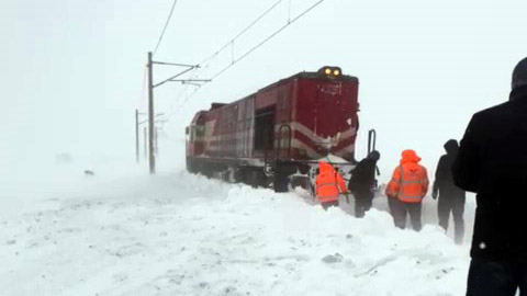 Sivas’ta Son 50 Yılın En Sert Kışı: Kar Ulaşımı Felç Etti, Trenler Küreklerle Yol Aldı AW627267 02 | Gündem Sivas™ Haber
