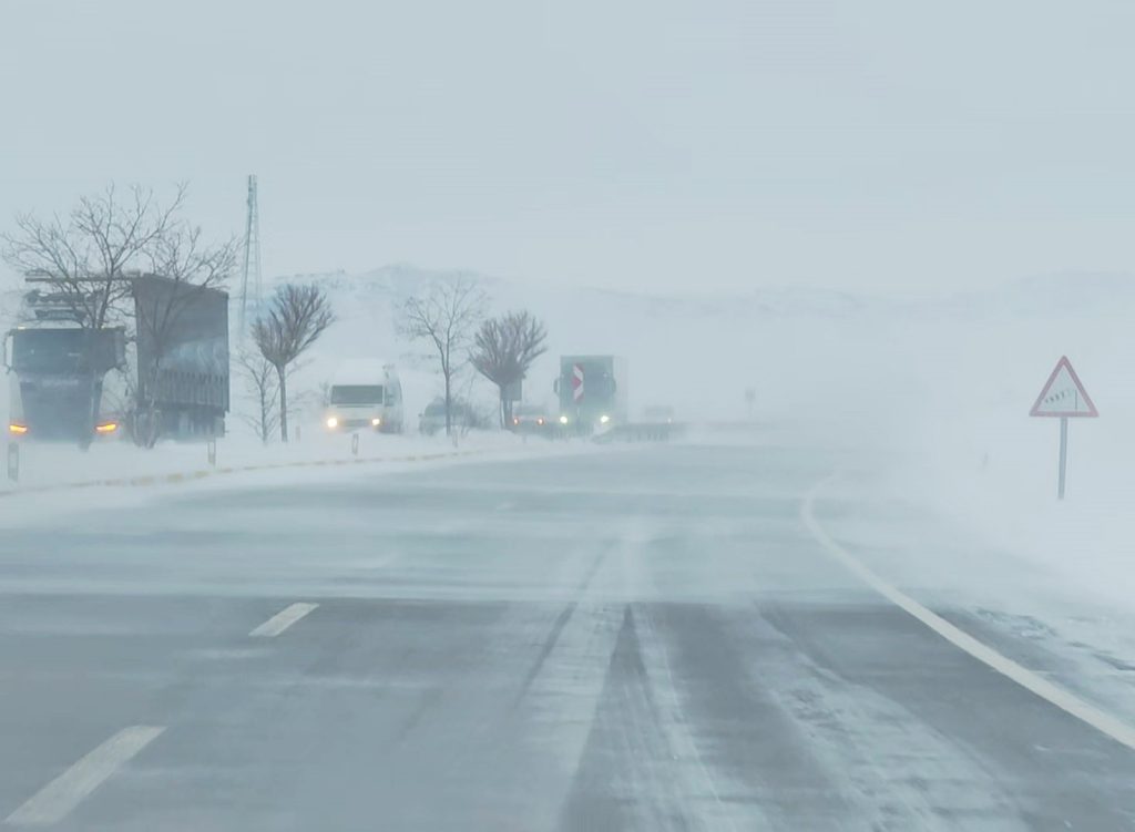 Sivas’ta Kar Alarmı: 40 Santimetreyi Aşan Kar Yağışı Ulaşımı Durdurdu, 800 Yerleşim Yolu Kapalı Sivas’ta Kar Alarmı: 40 Santimetreyi Aşan Kar Yağışı Ulaşımı Durdurdu, 800 Yerleşim Yolu Kapalı