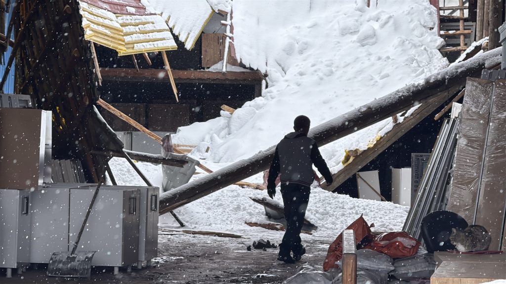 Sivas’ta Karın Ağırlığı Hayatı Zorladı: Çatılar Çöktü, Kar Temizleme Aracı Devrildi Sivas’ta Karın Ağırlığı Hayatı Zorladı: Çatılar Çöktü, Kar Temizleme Aracı Devrildi