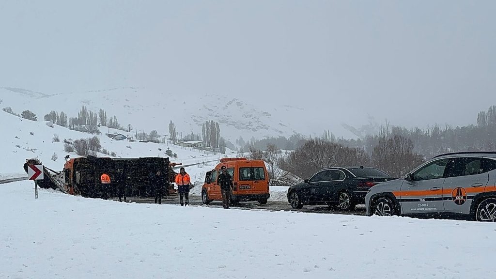 Sivas’ta Karın Ağırlığı Hayatı Zorladı: Çatılar Çöktü, Kar Temizleme Aracı Devrildi AW627415 03 | Gündem Sivas™ Haber
