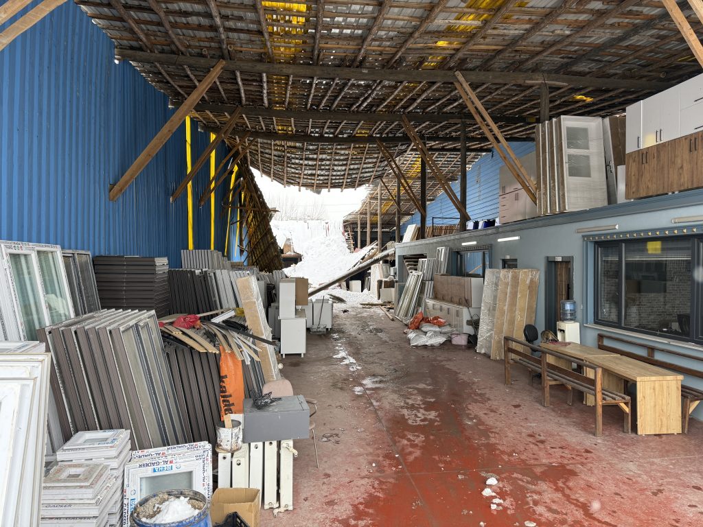 Sivas’ta Karın Ağırlığı Hayatı Zorladı: Çatılar Çöktü, Kar Temizleme Aracı Devrildi AW627415 04 | Gündem Sivas™ Haber