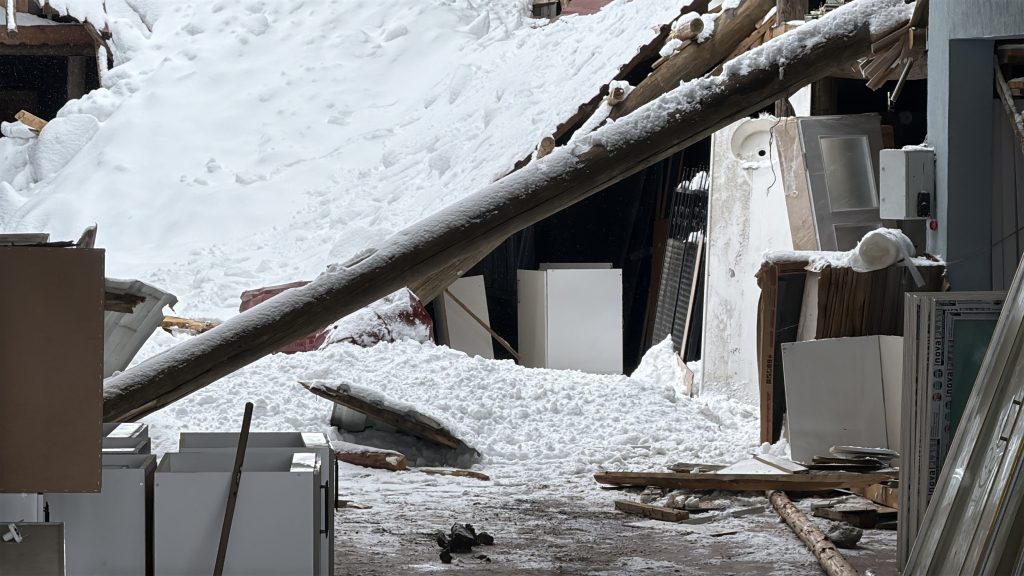 Sivas’ta Karın Ağırlığı Hayatı Zorladı: Çatılar Çöktü, Kar Temizleme Aracı Devrildi AW627415 05 | Gündem Sivas™ Haber