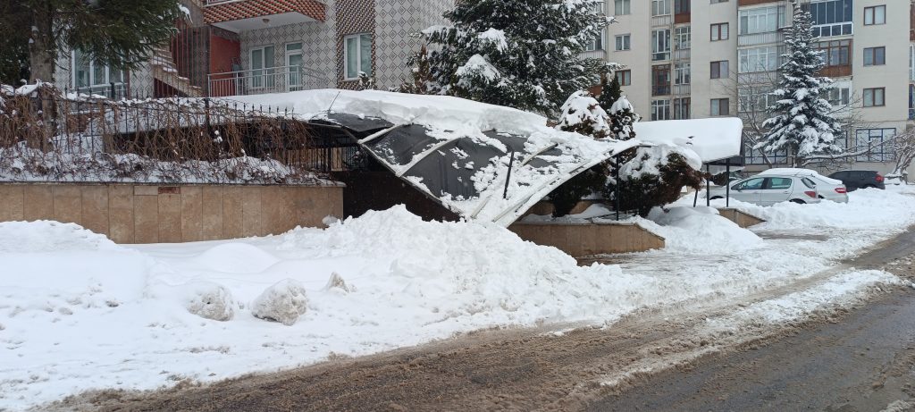 Sivas’ta Karın Ağırlığı Hayatı Zorladı: Çatılar Çöktü, Kar Temizleme Aracı Devrildi AW627415 06 | Gündem Sivas™ Haber