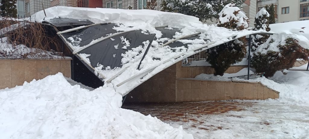 Sivas’ta Karın Ağırlığı Hayatı Zorladı: Çatılar Çöktü, Kar Temizleme Aracı Devrildi AW627415 07 | Gündem Sivas™ Haber