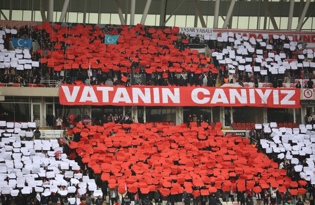 Sivas’ta Maç Öncesi Anlamlı Mesaj: Sivasspor Taraftarından Türk Bayrağı Temalı Duygusal Koreografi AW627952 03 | Gündem Sivas™ Haber