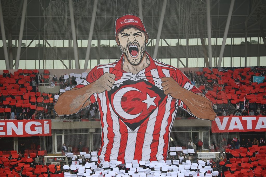 Sivas’ta Maç Öncesi Anlamlı Mesaj: Sivasspor Taraftarından Türk Bayrağı Temalı Duygusal Koreografi AW627952 04 | Gündem Sivas™ Haber