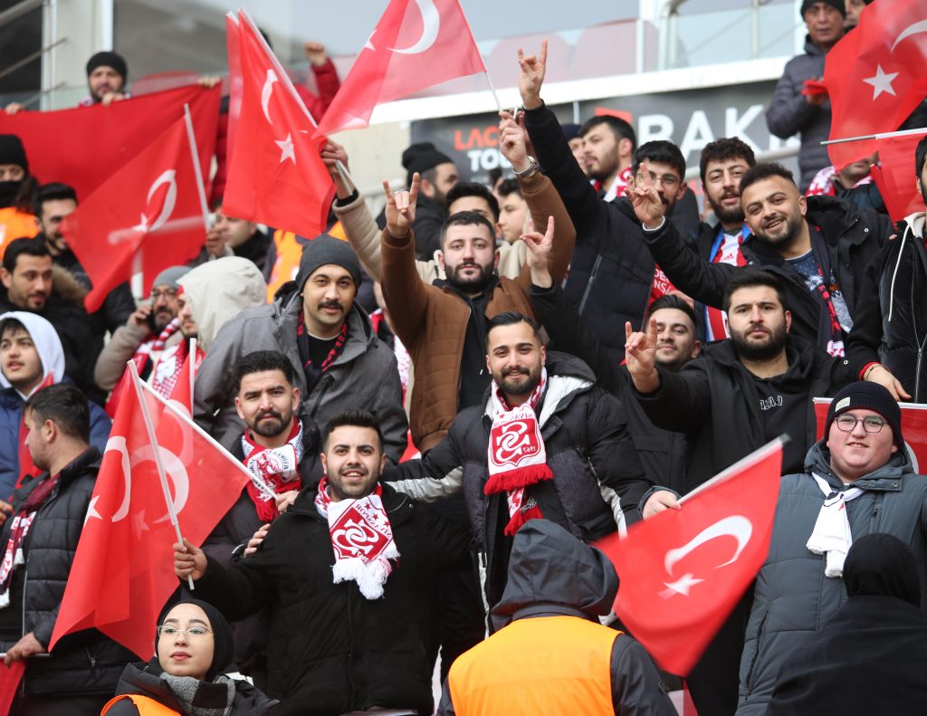 Sivasspor–Amed Maçına Tribünlerden Güçlü Mesaj: Taraftar İlgisi Sezon Ortalamasının Üzerine Çıktı AW627955 03 | Gündem Sivas™ Haber