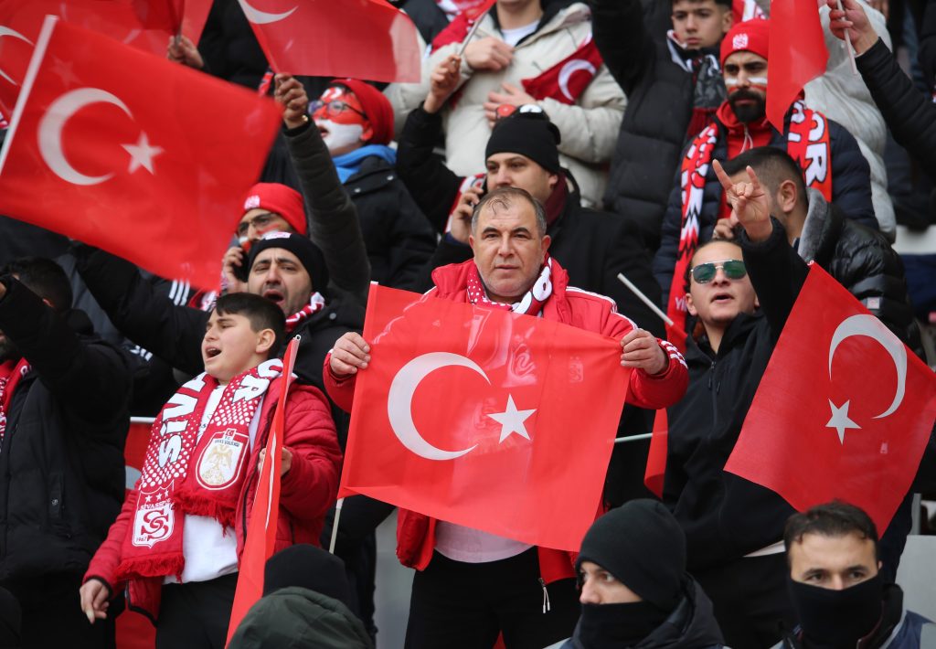 Sivasspor–Amed Maçına Tribünlerden Güçlü Mesaj: Taraftar İlgisi Sezon Ortalamasının Üzerine Çıktı AW627955 04 | Gündem Sivas™ Haber