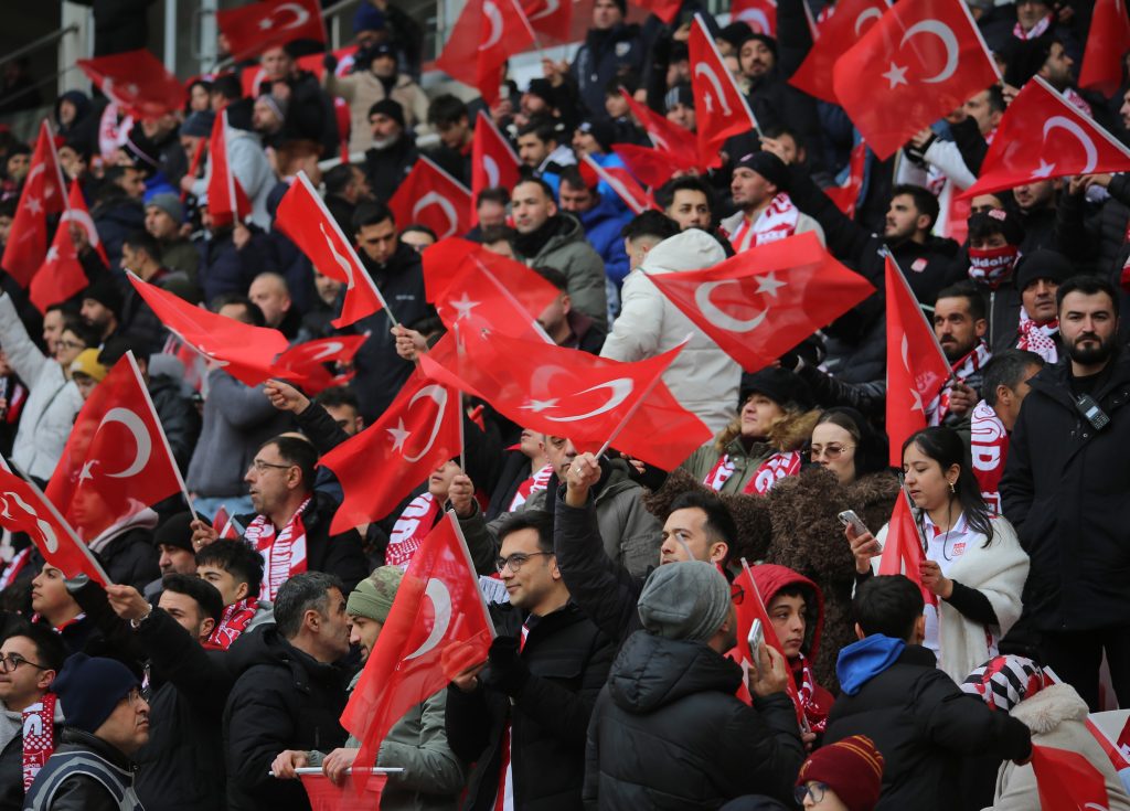 Evren Otyakmaz: “Sahada Mücadele Eden Bir Sivasspor Vardı, 2 Puanı Kaçırdık” Evren Otyakmaz: “Sahada Mücadele Eden Bir Sivasspor Vardı, 2 Puanı Kaçırdık”