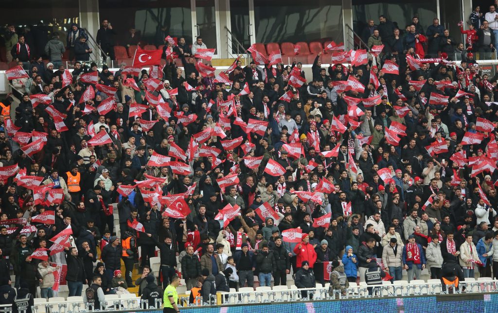 Sivasspor–Amed Maçına Tribünlerden Güçlü Mesaj: Taraftar İlgisi Sezon Ortalamasının Üzerine Çıktı Sivasspor–Amed Maçına Tribünlerden Güçlü Mesaj: Taraftar İlgisi Sezon Ortalamasının Üzerine Çıktı
