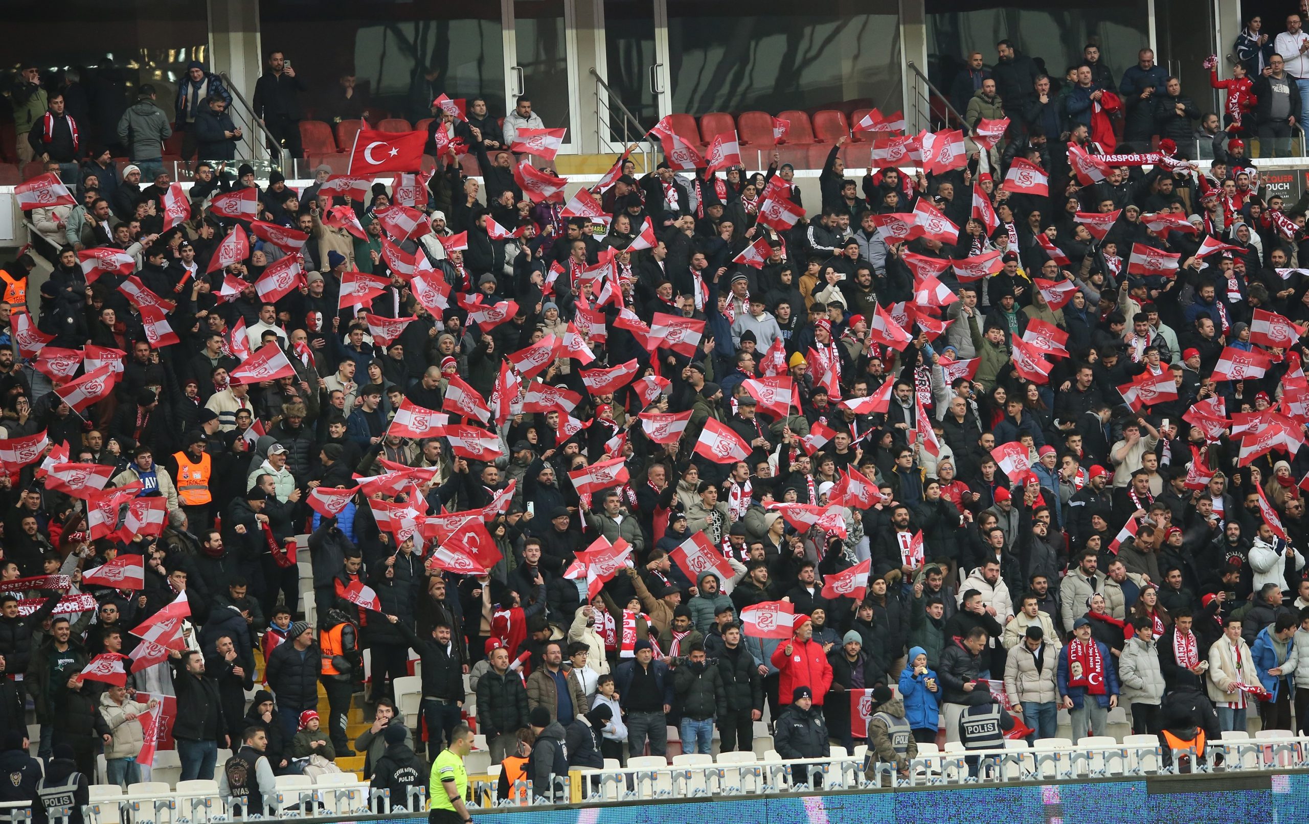 Sivasspor–Amed Maçına Tribünlerden Güçlü Mesaj: Taraftar İlgisi Sezon Ortalamasının Üzerine Çıktı