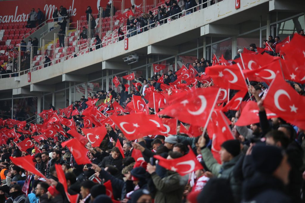 Sivasspor–Amed Maçına Tribünlerden Güçlü Mesaj: Taraftar İlgisi Sezon Ortalamasının Üzerine Çıktı AW627955 09 | Gündem Sivas™ Haber