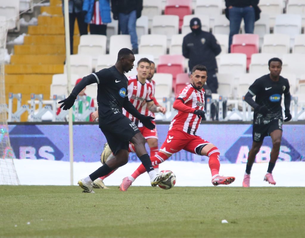 Sivasspor Evinde Avantajı Koruyamadı: Amed Sportif Faaliyetler ile 1-1’lik Kritik Beraberlik AW627980 11 | Gündem Sivas™ Haber