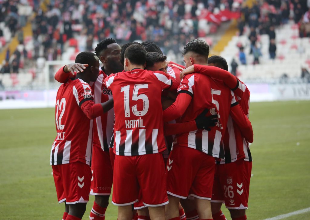 Sivasspor Evinde Avantajı Koruyamadı: Amed Sportif Faaliyetler ile 1-1’lik Kritik Beraberlik AW627980 16 | Gündem Sivas™ Haber