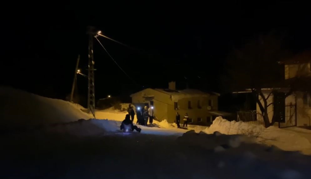 İstanbul’daki Sivaslılardan Sömestirde Duygulandıran Tercih: Kayak Merkezi Yerine Köylerine Koştular AW628934 02 | Gündem Sivas™ Haber