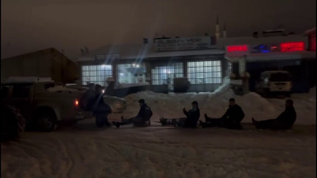 Sivas’ta Kar Eğlencesi: Esnaf Tanju Kaya’dan Çıraklarına Unutulmaz Kış Sürprizi AW628987 02 | Gündem Sivas™ Haber