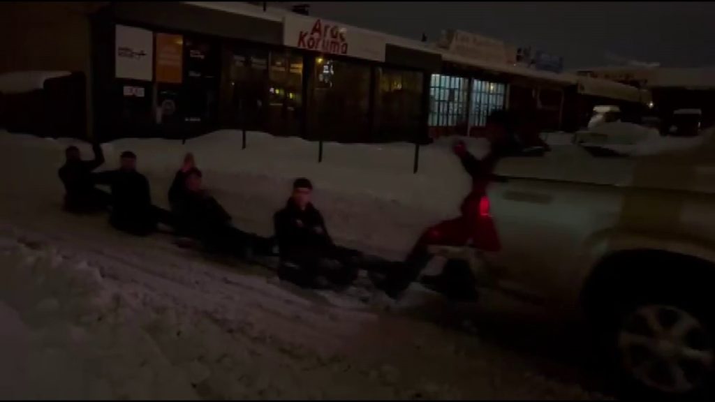 Sivas’ta Kar Eğlencesi: Esnaf Tanju Kaya’dan Çıraklarına Unutulmaz Kış Sürprizi AW628987 03 | Gündem Sivas™ Haber