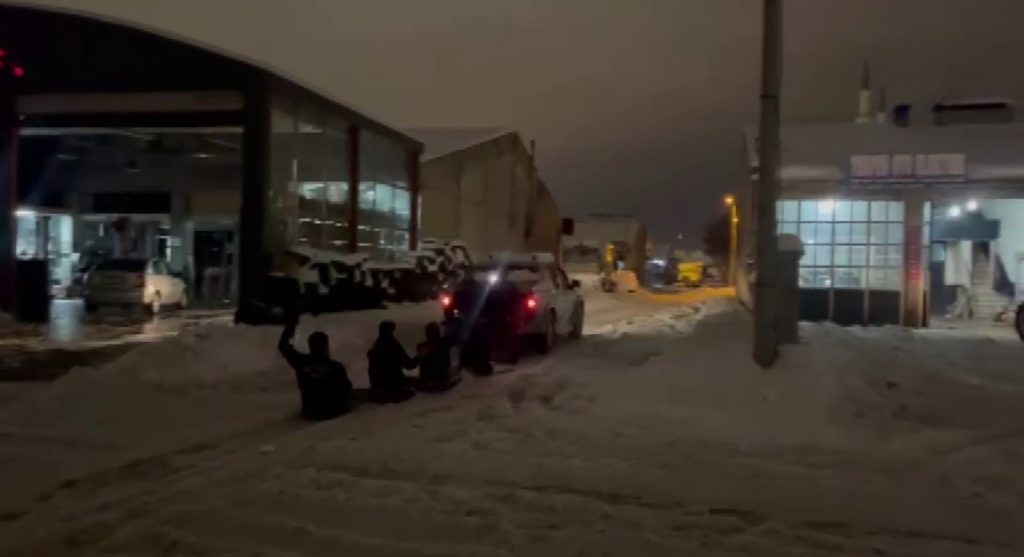 Sivas’ta Kar Eğlencesi: Esnaf Tanju Kaya’dan Çıraklarına Unutulmaz Kış Sürprizi Sivas’ta Kar Eğlencesi: Esnaf Tanju Kaya’dan Çıraklarına Unutulmaz Kış Sürprizi