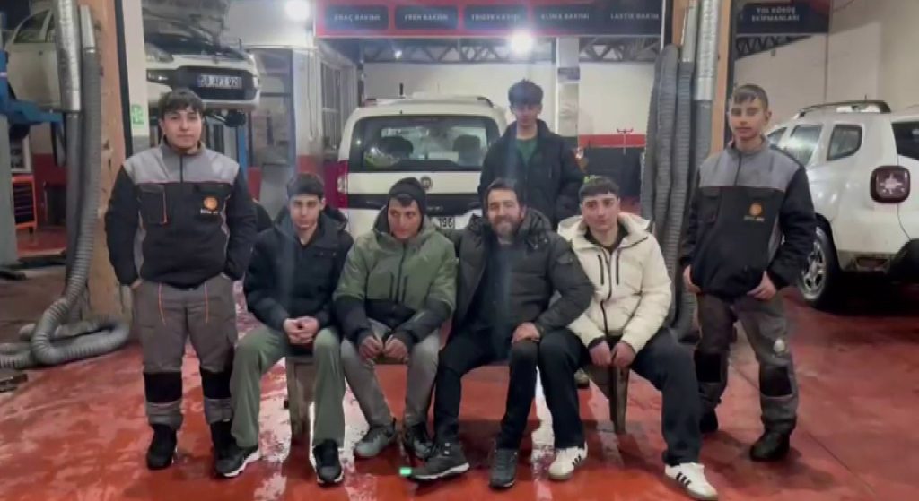 Sivas’ta Kar Eğlencesi: Esnaf Tanju Kaya’dan Çıraklarına Unutulmaz Kış Sürprizi AW628987 05 | Gündem Sivas™ Haber