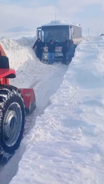 Sivas’ta Kar ve Tipi Ulaşımı Felç Etti: Mahsur Kalan Yolcu Midibüsünü Muhtar Traktörüyle Kurtardı AW629376 01 1 | Gündem Sivas™ Haber