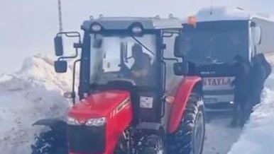 Sivas’ta Kar ve Tipi Ulaşımı Felç Etti: Mahsur Kalan Yolcu Midibüsünü Muhtar Traktörüyle Kurtardı Sivas’ta Kar ve Tipi Ulaşımı Felç Etti: Mahsur Kalan Yolcu Midibüsünü Muhtar Traktörüyle Kurtardı