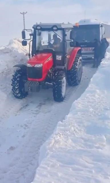 Sivas’ta Kar ve Tipi Ulaşımı Felç Etti: Mahsur Kalan Yolcu Midibüsünü Muhtar Traktörüyle Kurtardı AW629376 02 | Gündem Sivas™ Haber