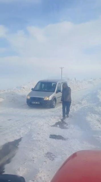 Sivas’ta Kar ve Tipi Ulaşımı Felç Etti: Mahsur Kalan Yolcu Midibüsünü Muhtar Traktörüyle Kurtardı AW629376 03 | Gündem Sivas™ Haber