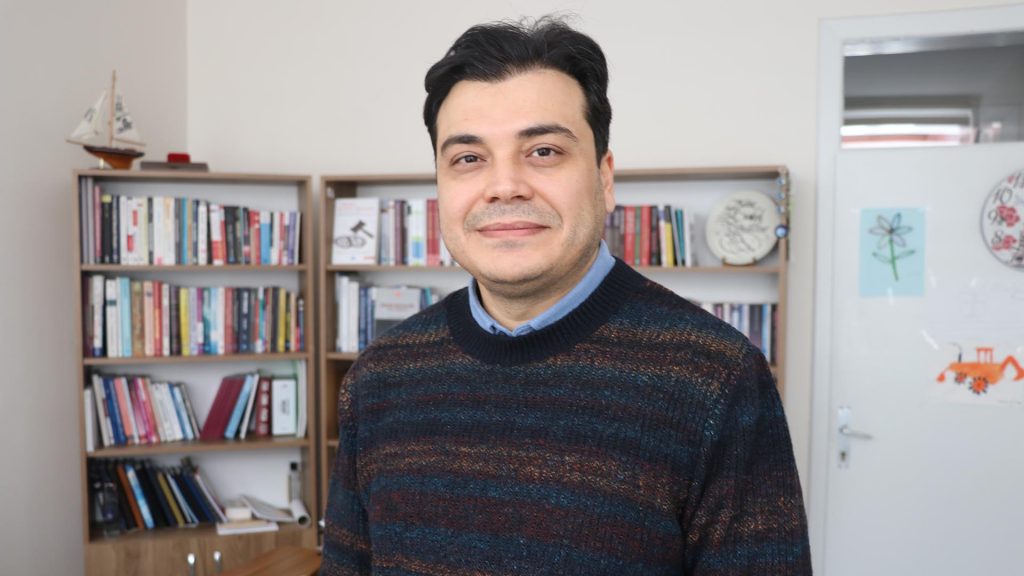 Çocuk Suçluluğunda Tehlikeli Eşik: Prof. Dr. Gönültaş’tan Uyarı ve Çözüm Önerisi – “Doğru Rol Model Hayat Kurtarır” AW629608 01 | Gündem Sivas™ Haber