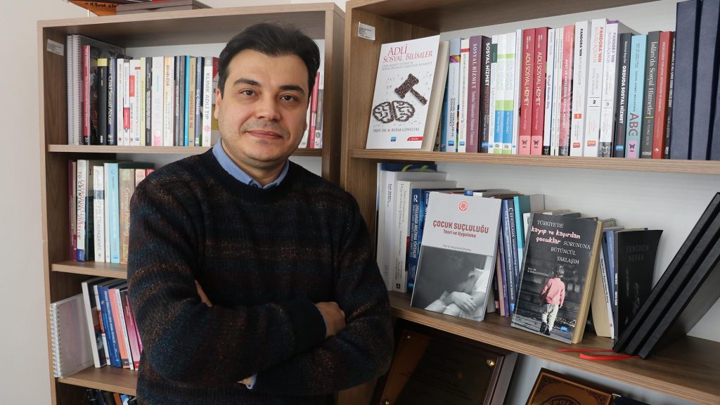 Çocuk Suçluluğunda Tehlikeli Eşik: Prof. Dr. Gönültaş’tan Uyarı ve Çözüm Önerisi – “Doğru Rol Model Hayat Kurtarır” AW629608 03 | Gündem Sivas™ Haber