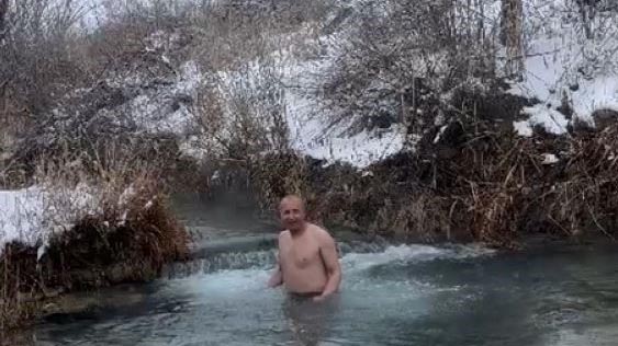 Sivas’ta Dondurucu Soğukta Akarsuya Giren Vatandaş Gündem Oldu: “Çelik Gibi Oldum” AW629635 02 | Gündem Sivas™ Haber