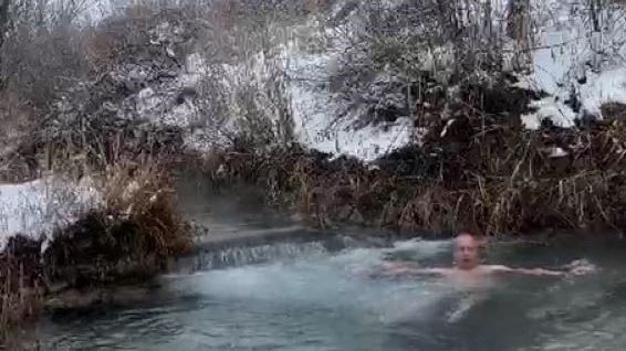 Sivas’ta Dondurucu Soğukta Akarsuya Giren Vatandaş Gündem Oldu: “Çelik Gibi Oldum” AW629635 04 | Gündem Sivas™ Haber