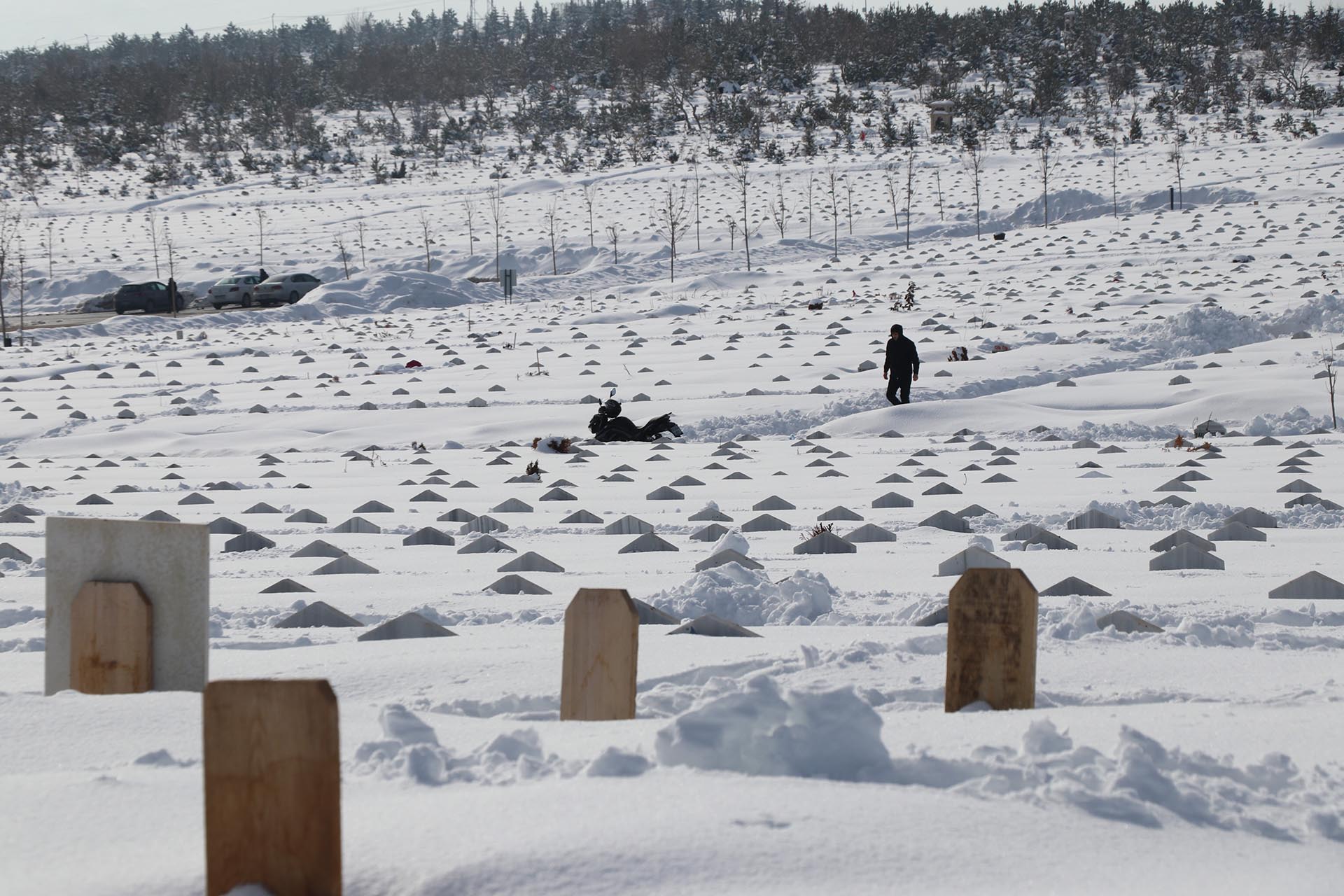 Yoğun Kar Sivas’ta Mezarlığı Sessizliğe Bürüdü: Yukarı Tekke’de Ziyaretçiler Yakınlarının Kabirlerini Bulmakta Zorlandı