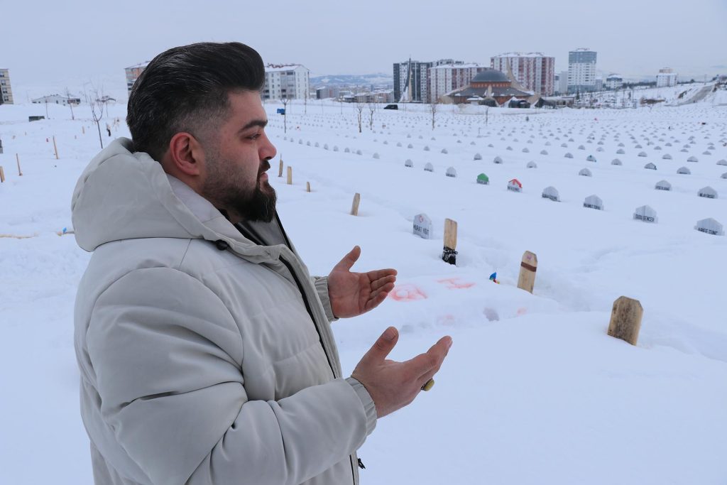 Yoğun Kar Sivas’ta Mezarlığı Sessizliğe Bürüdü: Yukarı Tekke’de Ziyaretçiler Yakınlarının Kabirlerini Bulmakta Zorlandı AW629642 06 | Gündem Sivas™ Haber