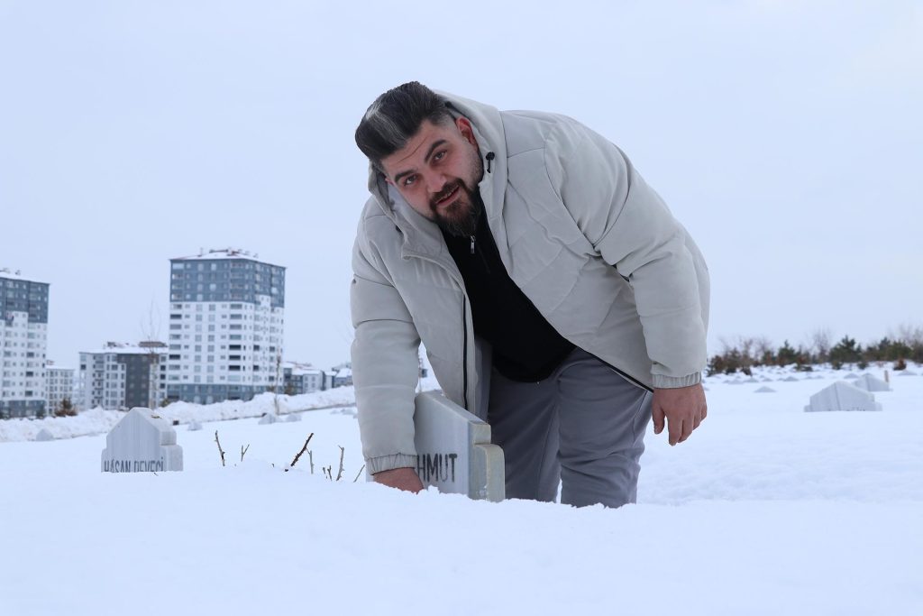 Yoğun Kar Sivas’ta Mezarlığı Sessizliğe Bürüdü: Yukarı Tekke’de Ziyaretçiler Yakınlarının Kabirlerini Bulmakta Zorlandı AW629642 07 | Gündem Sivas™ Haber