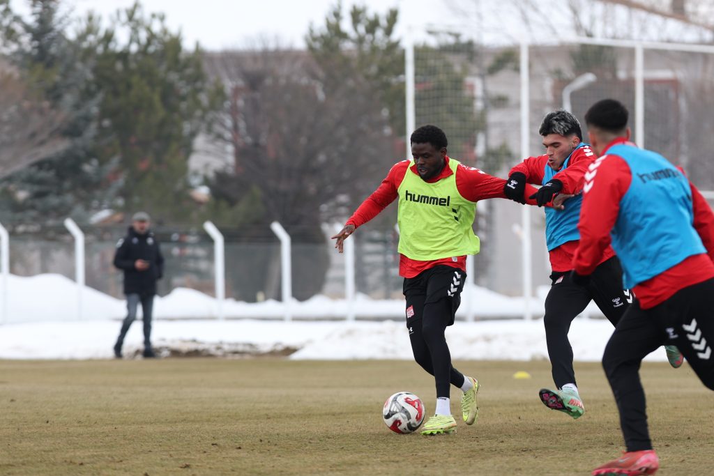 Sivasspor, Pendikspor Maçı Öncesi Tempoyu Artırdı: 4 Eylül Stadyumu’nda Kritik Randevuya Geri Sayım AW629975 03 | Gündem Sivas™ Haber