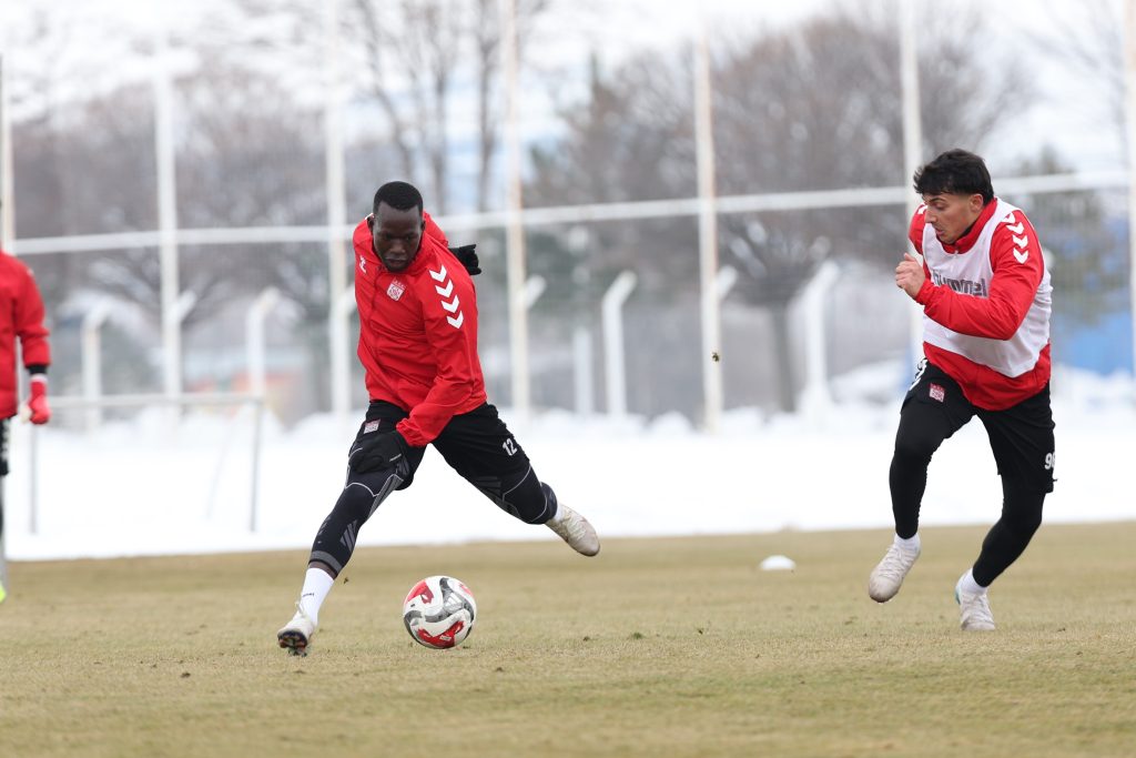Sivasspor, Pendikspor Maçı Öncesi Tempoyu Artırdı: 4 Eylül Stadyumu’nda Kritik Randevuya Geri Sayım AW629975 04 | Gündem Sivas™ Haber