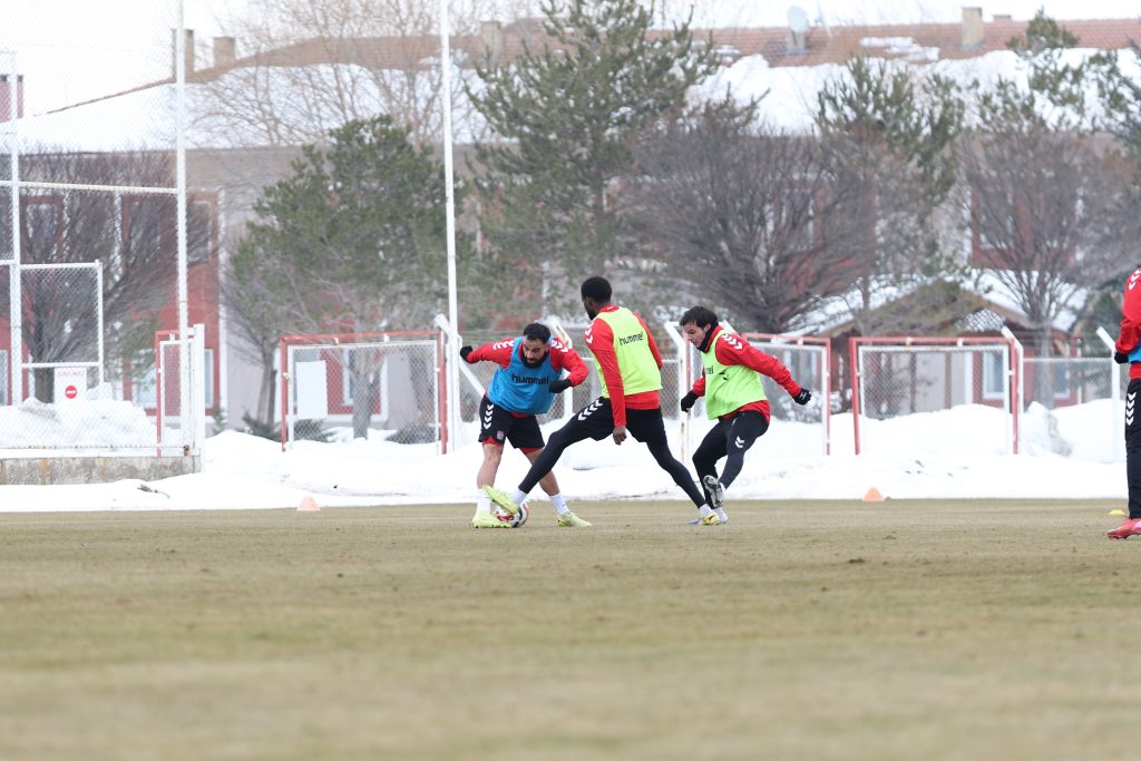 Sivasspor, Pendikspor Maçı Öncesi Tempoyu Artırdı: 4 Eylül Stadyumu’nda Kritik Randevuya Geri Sayım Sivasspor, Pendikspor Maçı Öncesi Tempoyu Artırdı: 4 Eylül Stadyumu’nda Kritik Randevuya Geri Sayım