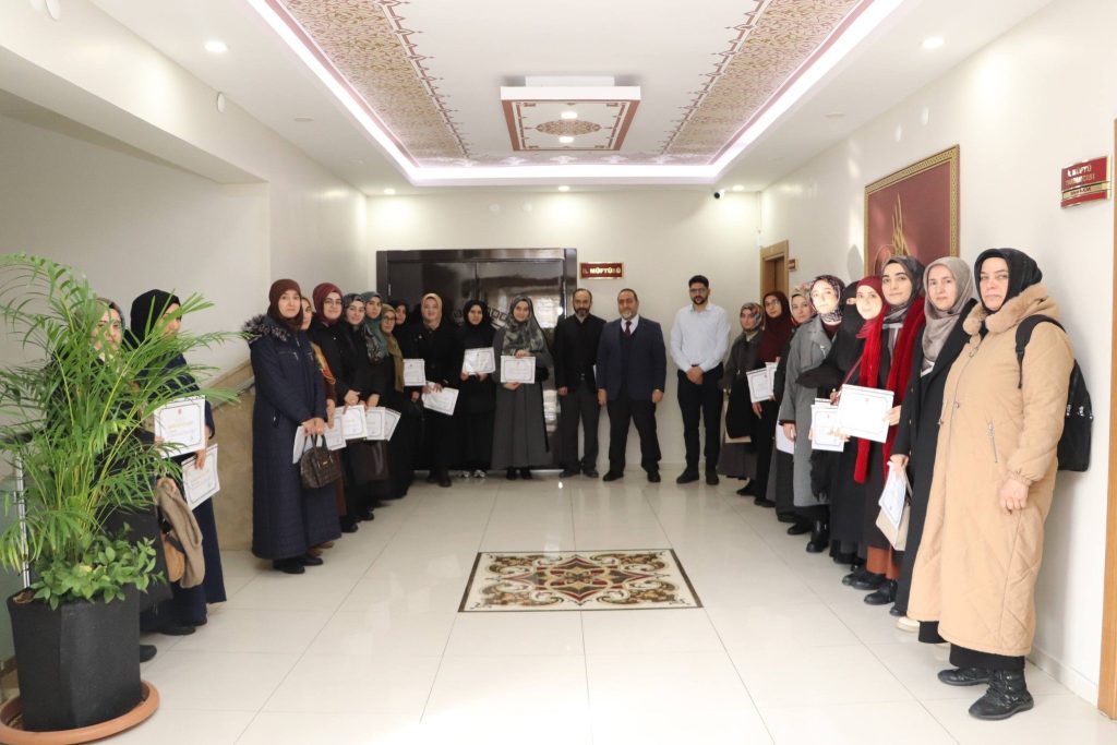 Sivas’ta Geçici Kur’an Kursu Öğreticilerine Hizmet İçi Eğitim: Belgeler Törenle Takdim Edildi Sivas’ta Geçici Kur’an Kursu Öğreticilerine Hizmet İçi Eğitim: Belgeler Törenle Takdim Edildi