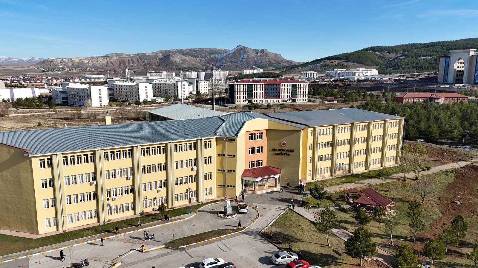 Sivas Cumhuriyet Üniversitesi Diş Hekimliği Fakültesine DEPAD’dan Koşullu Akreditasyon: Eğitim Kalitesi Tescillendi