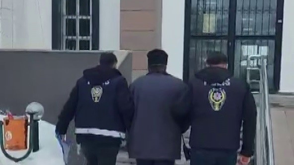 Gemerek’te Aranan Hükümlü Yakalandı: Silahlı Yağma Suçundan Kesinleşmiş Cezası Vardı Gemerek’te Aranan Hükümlü Yakalandı: Silahlı Yağma Suçundan Kesinleşmiş Cezası Vardı