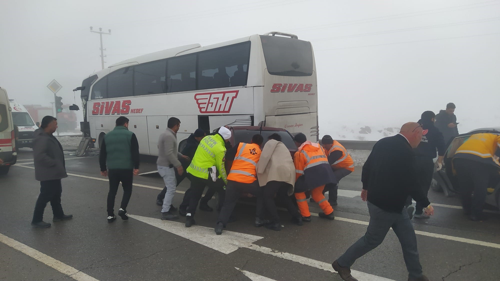 Sis Gemerek’te Felaketi Getirdi: Yolcu Otobüsünün de Karıştığı Zincirleme Kazada 7 Yaralı